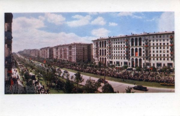 On Leninsky Prospekt in the day of the meeting astronauts. Moscow, 1968