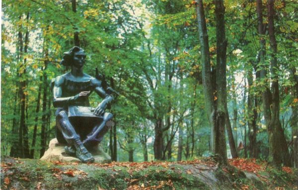 Скульптура “Песня” в городском парке. Трускавец, 1982 год