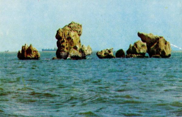 Прибрежные скалы. Керчь, 1977 год