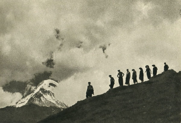 Военно-грузинская дорога. Туристы на пути к Гергетскому леднику, 1955 год