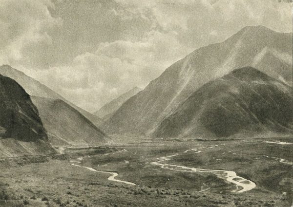 Военно-грузинская дорога. За селением Казбеги дорога спускается в широкую речную долину, 1955 год