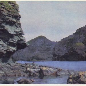 Скалы у берегов бухты Преображения на острове Медный, 1975 год