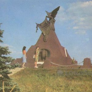 Памятник Славы в честь советских воинов 18-го стрелкового корпуса. Ворошиловоград, 1978 год