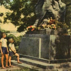 Феодосия, памятник пионеру партизану Вите Коробкову, 1968 год