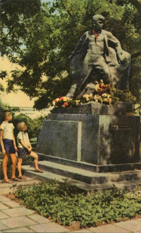 Феодосия, памятник пионеру партизану Вите Коробкову, 1968 год