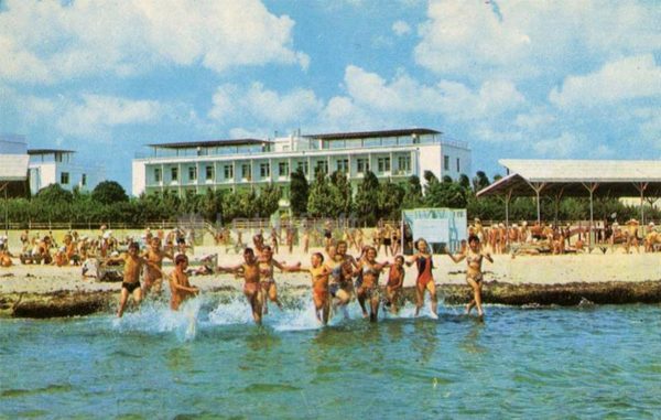 На пляже пионерлагеря – пансионата "Космос". Евпатория, 1976 год