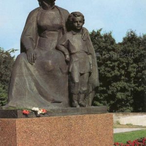 Sculptural group of “Maria Alexandrovna with her son Volodya.” Ulyanovsk, 1987