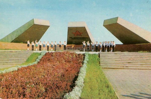 Памятник курсантам артиллеристам, защитникам Левобережья. Днепропетровск, 1976 год