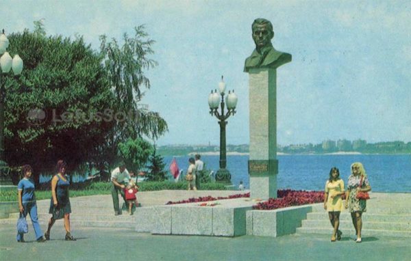 Памятник Герою Советского Союза Н. И. Сташкову. Днепропетровск, 1976 год