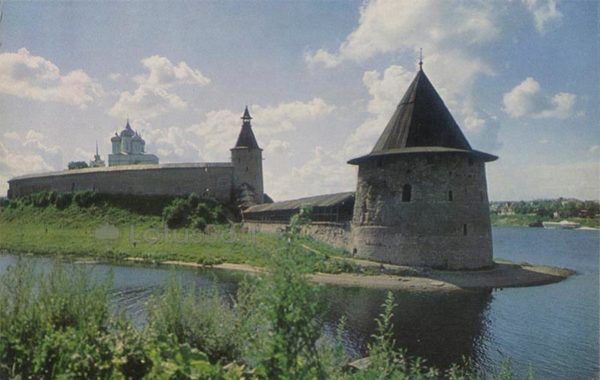 Кром. Вид со стороны Псковы. Псков, 1969 год