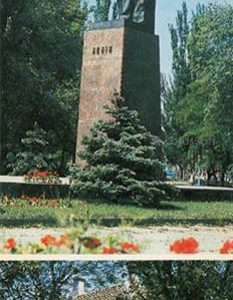 Lenin monument. House-museum of the Ulyanov, 1986