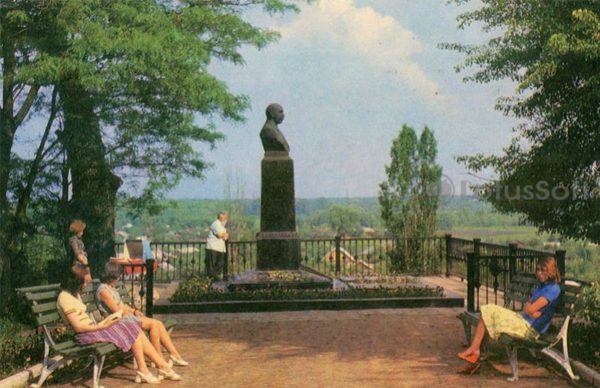 На могиле М.М. Коцюбинского. Чернигов, 1978 год