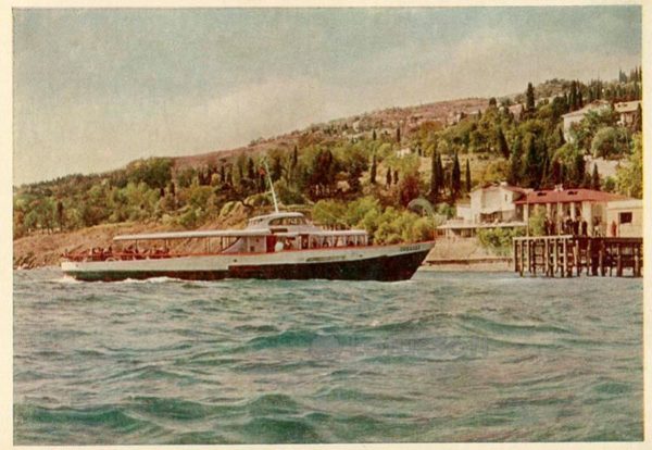 Пассажирское судно у Алупки, 1961 год