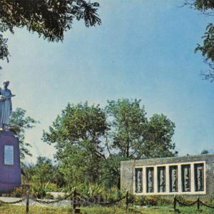 Памятник советским воином погибшим в великой отечественной войне. Поселок Урало-Кавказ, 1975 год