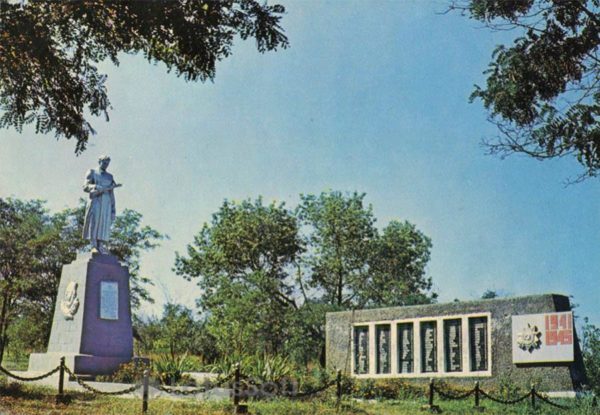 Памятник советским воином погибшим в великой отечественной войне. Поселок Урало-Кавказ, 1975 год