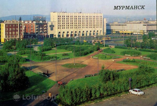 Площадь Советской Конституции. Мурманск, 1988 год