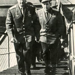 Летчики-космонавты Ю.А. Гагарин и А.А. Леонов поднимаются по трапу крейсера. Крейсер “Аврора”, 1977 год