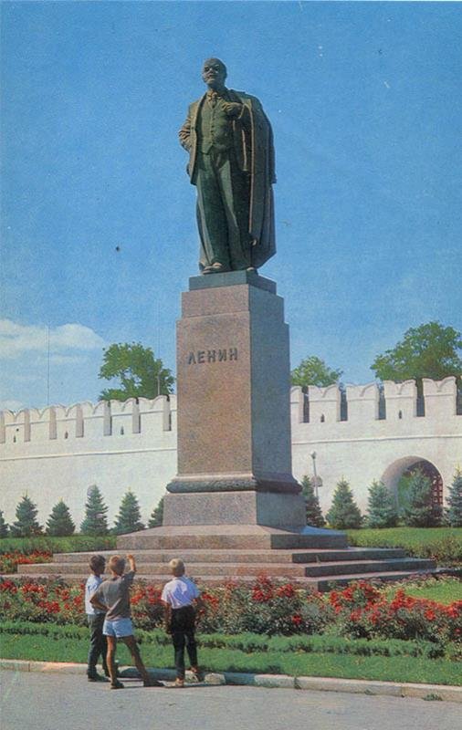 Памятник В. И. Ленину. Астрахань, 1970 год