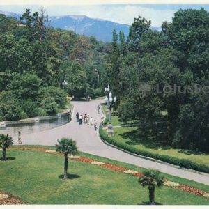 В Ливадийском парке. Ливадийский дворец, 1978 год