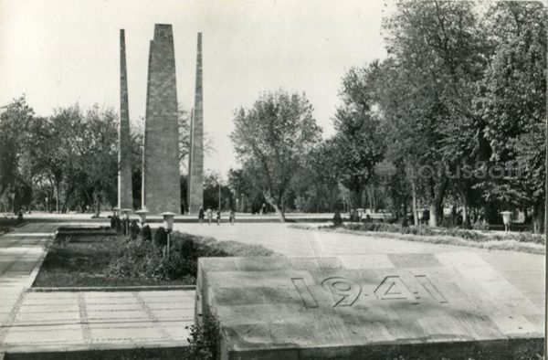 Памятник воинам Туркменистана погибшим в годы Великой Отечественной войны. Ашхабад, 1979 год
