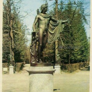 Статуя Аполлона на площадке Двенадцати дорожек. Павловск, 1972 год