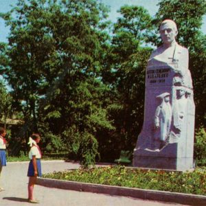 Monument Makarenko. Kharkov, 1975