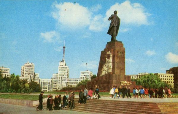 VI monument Lenin. Kharkov, 1975