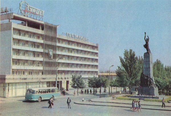 Monument to the Heroes-members of the Komsomol. “Tourist” hotel. Chisinau (1974)