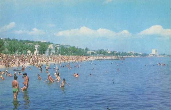На пляже. Феодосия, 1981 год