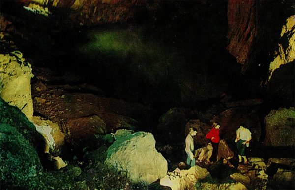 Подземное озеров в зале “Абхазия”. Ново-Афонская пещера, 1980 год