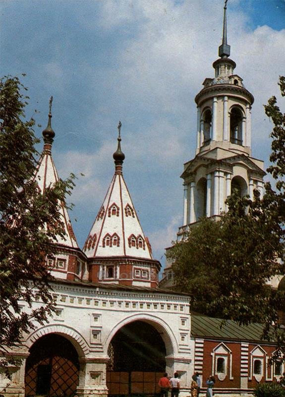 Святые ворота Ризоположенского монастыря. Суздаль, 1983 год