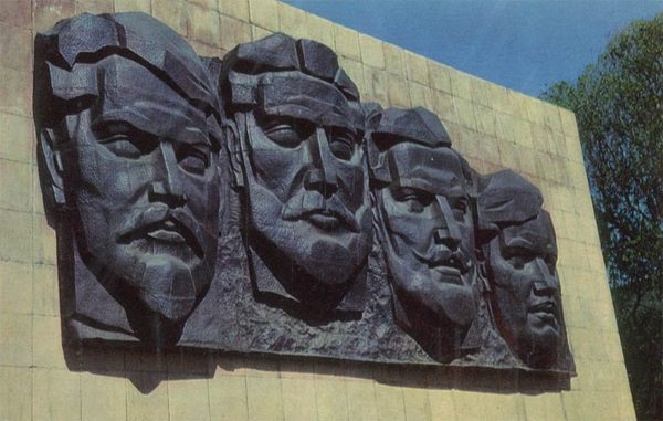 Горельеф памятника 26-ти Бакинских комиссаров. Баку (1974 год)