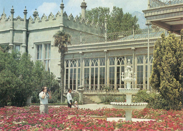 Фонтан возле Южного фасада дворца. Алупкинский дворец-музей. Крым, 1988 год