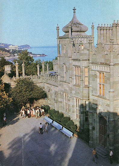 Северный фасад дворца со стороны парадного входа. Алупкинский дворец-музей. Крым, 1988 год
