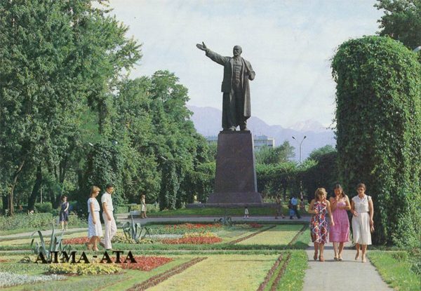 Памятник В.И. Ленину. Алма-Ата, 1984 год