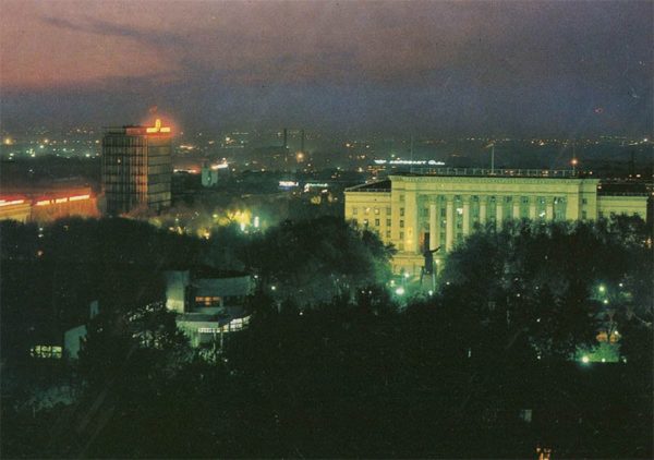Вечерний город. Алма-Ата, 1983 год