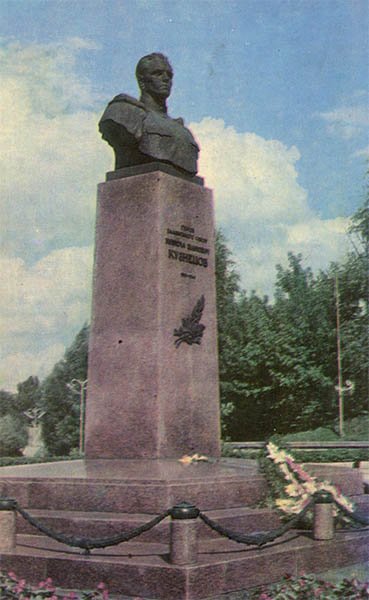 Памятник Герою Советского Союза Н. Кузнецову. Ровно, 1969 год