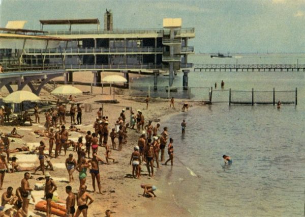 Лечебно-процедурный пляж. Евпатория, 1969 год