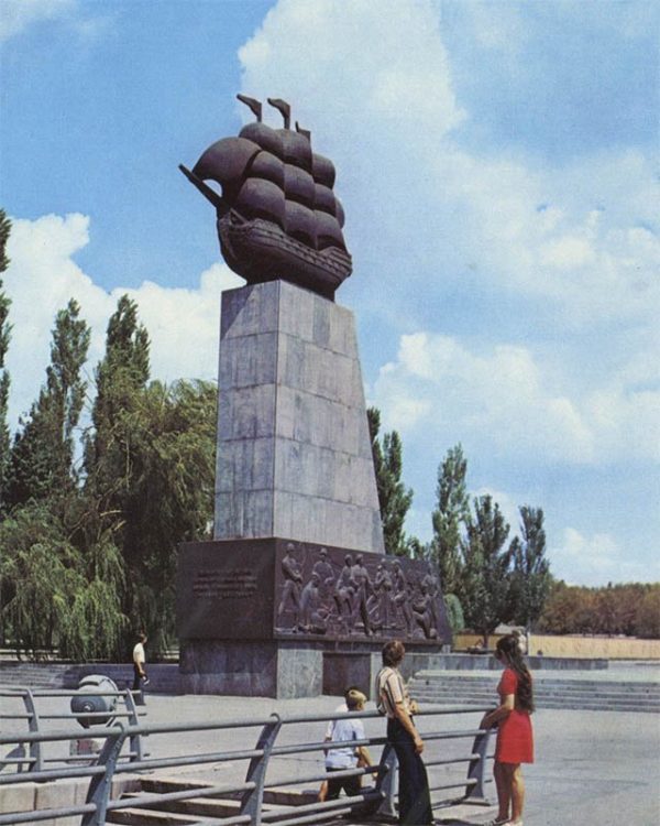 The monument to the first shipbuilders, Kherson, 1978