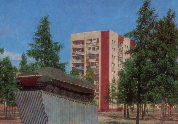 Вездеход, установленный в честь первопроходцев, Надым, 1987 год