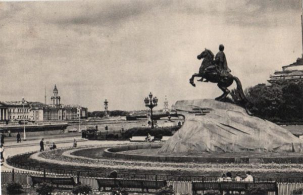 Ленинград, Площадь Декабристов, В центре памятник Петру I, 1968 год